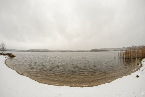 Zaśnieżona plaża nad jeziorem Pile