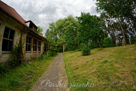 Ścieżka od południowo-wschodniej strony domu oficera prowadząca nad jezioro Pile