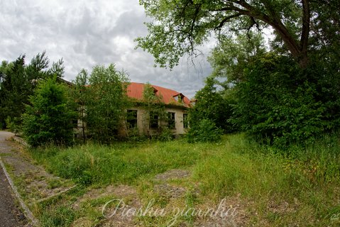 Dom oficera zarośnięty drzewami