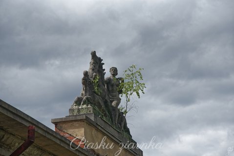 Rzeźba Domu Oficera w Bornem Sulinowie przedstawiająca polującą Dianę. Jak widać natura dodała trochę realizmu, gdzie zrodziła brzozę.